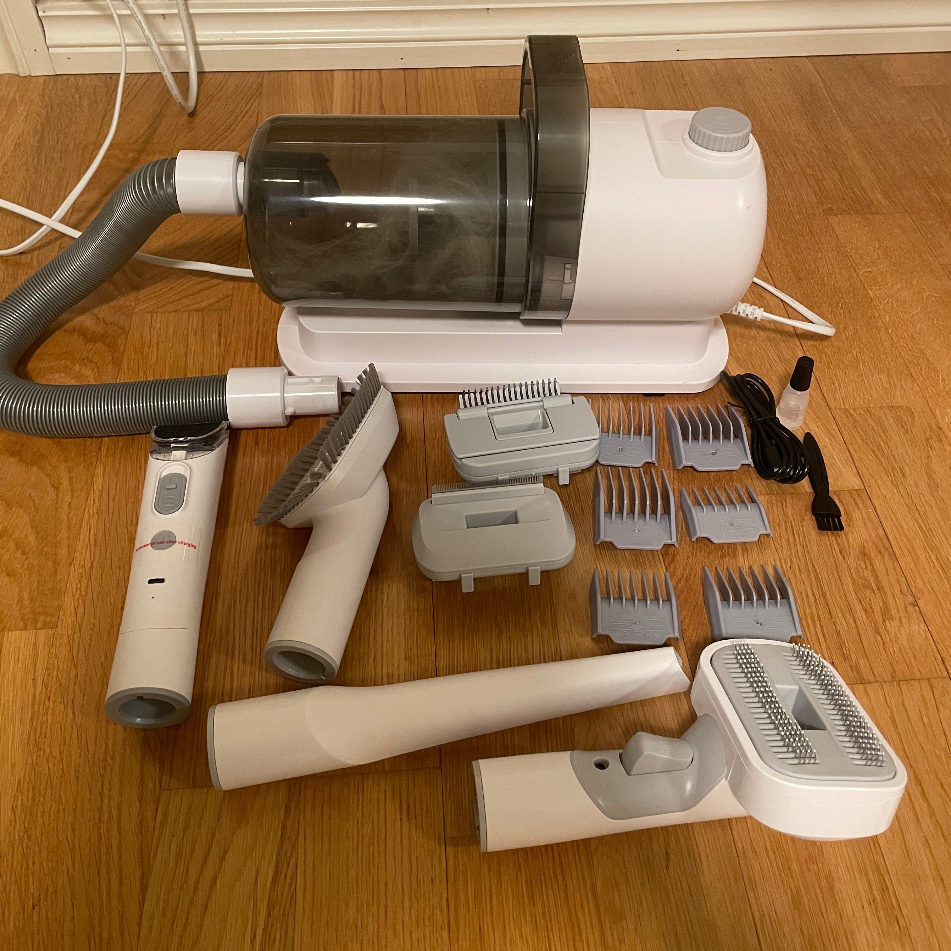 PelsVac™ – Borstning, klippning och dammsugning i ett