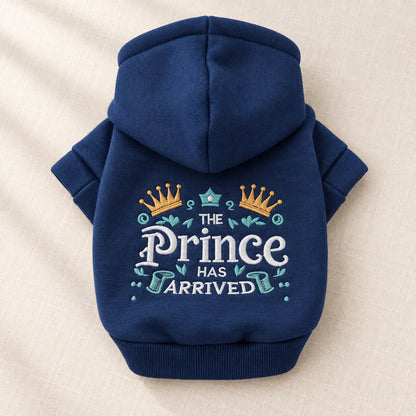 Doghood hundegenser i marineblått med brodert Prince-motiv, lagt flatt på lin