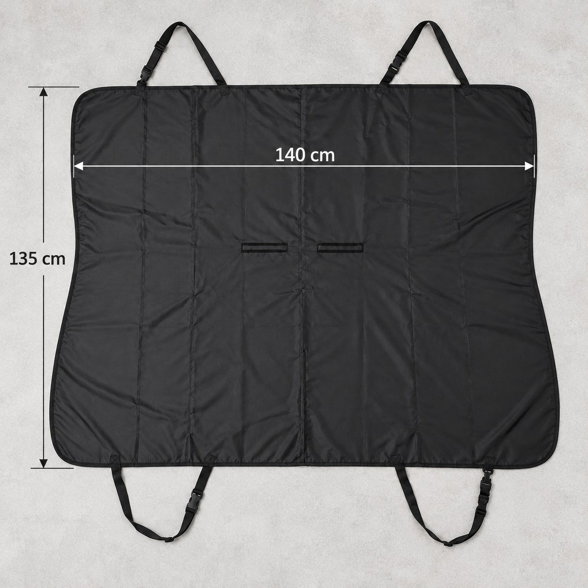 Bilsetetrekket flatt ovenfra med mål 140 x 135 cm