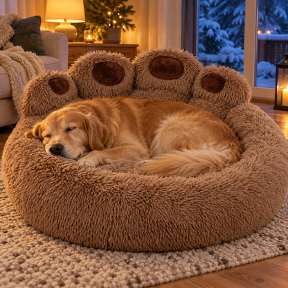 Golden retriever sover i den brune ComfyDog-sengen med potemønster i en koselig stue en vinterkveld
